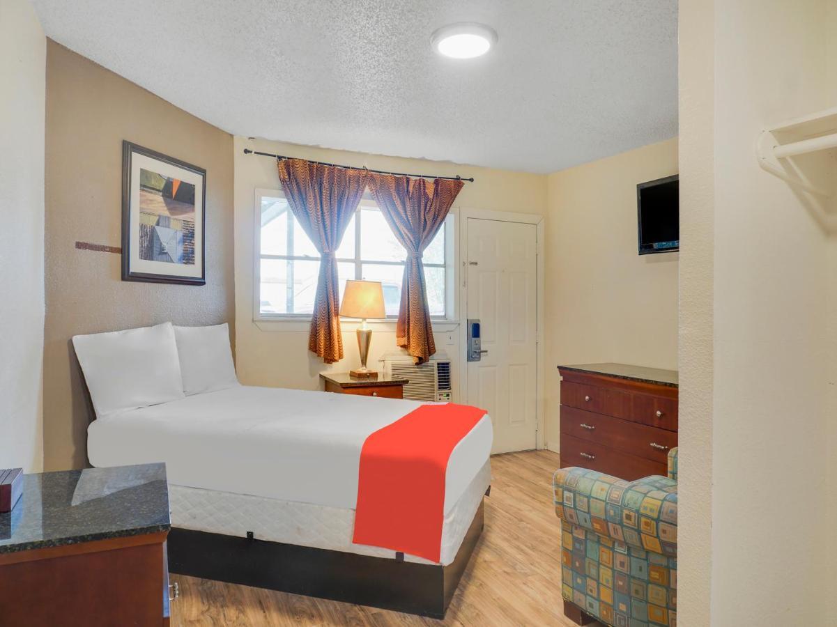 Oyo Hotel Austin Street Giddings Exterior foto